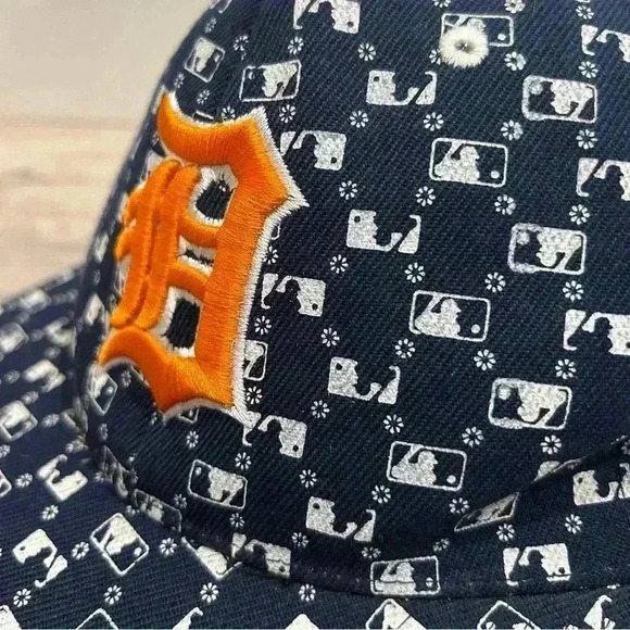 Detroit Tigers MLB Allover Logo Fitted Baseball Hat Cap Navy Cotton Size 6 3/4 - Picture 2 of 6